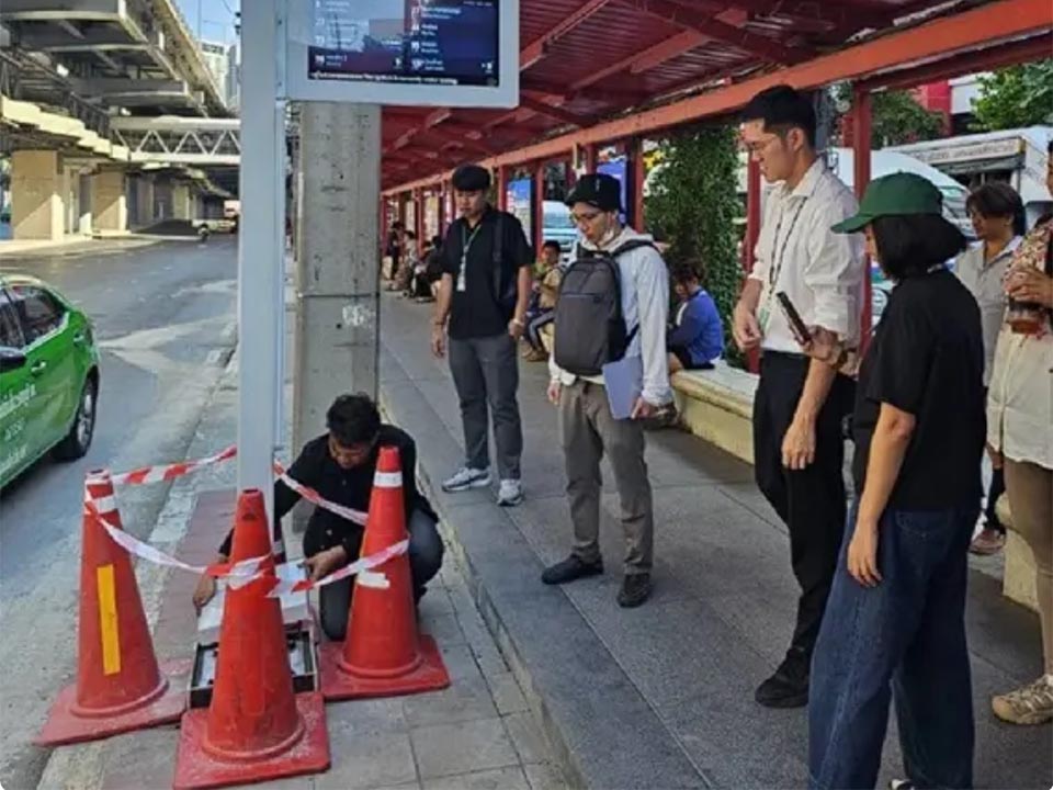 Бангкок представляет узкие цифровые автобусные остановки для снижения загруженности тротуаров