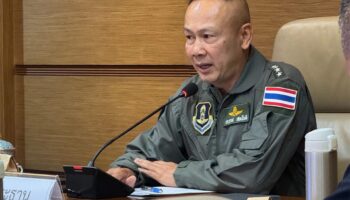 Временно исполняющее обязанности правительства сохраняет полные полномочия в области безопасности, поскольку тайская армия отвечает на атаки на границе с Камбоджей