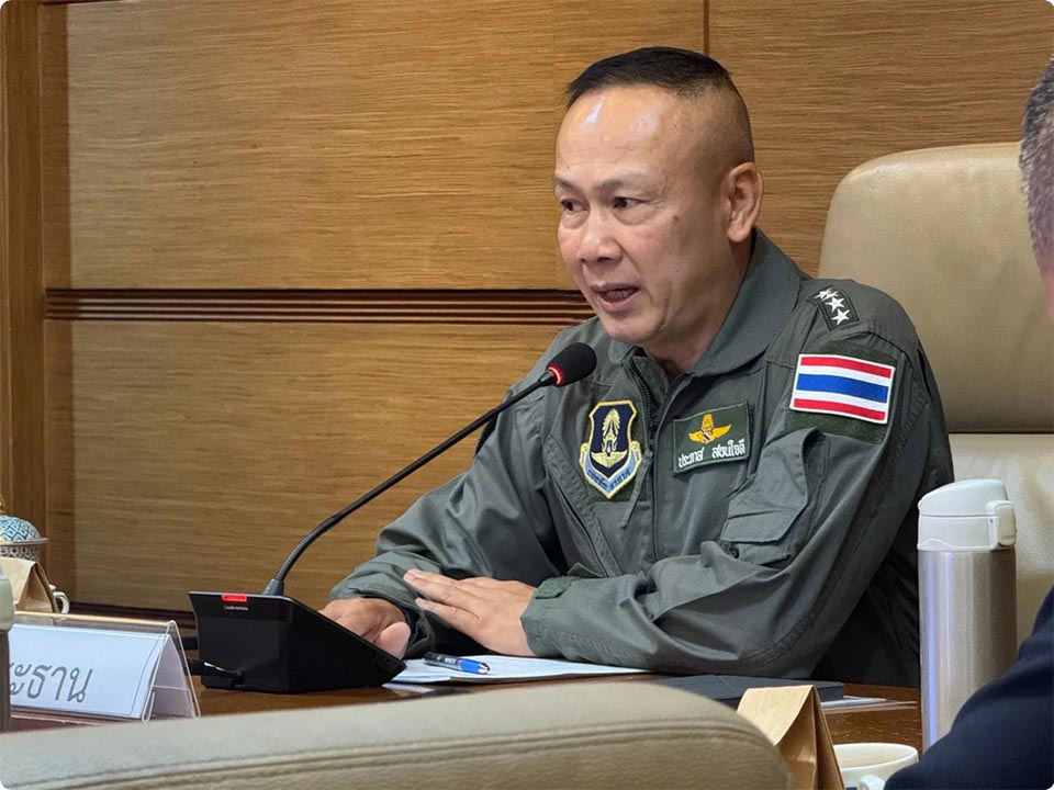 Временно исполняющее обязанности правительства сохраняет полные полномочия в области безопасности, поскольку тайская армия отвечает на атаки на границе с Камбоджей