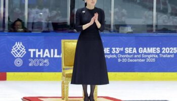 Её Величество Королева посещает финалы хоккея на льду SEA Games и вручает медали