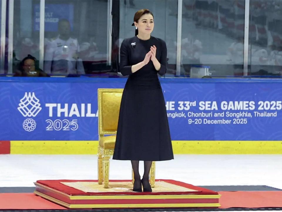 Её Величество Королева посещает финалы хоккея на льду SEA Games и вручает медали