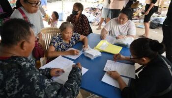 Жители Хатьяй получают выплаты по 9,000 бат в качестве помощи после наводнения, поскольку восстановление набирает темпы