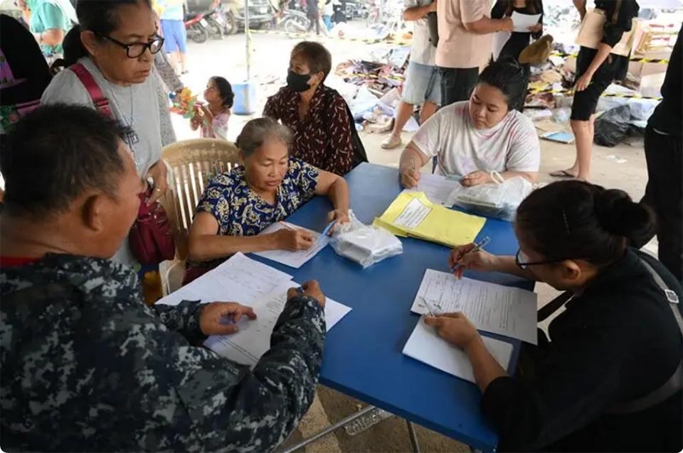 Жители Хатьяй получают выплаты по 9,000 бат в качестве помощи после наводнения, поскольку восстановление набирает темпы