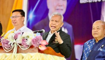 Заместитель премьер-министра Софон Зарам продвигает программы по профилактике и реабилитации наркомании в Накхонситом.