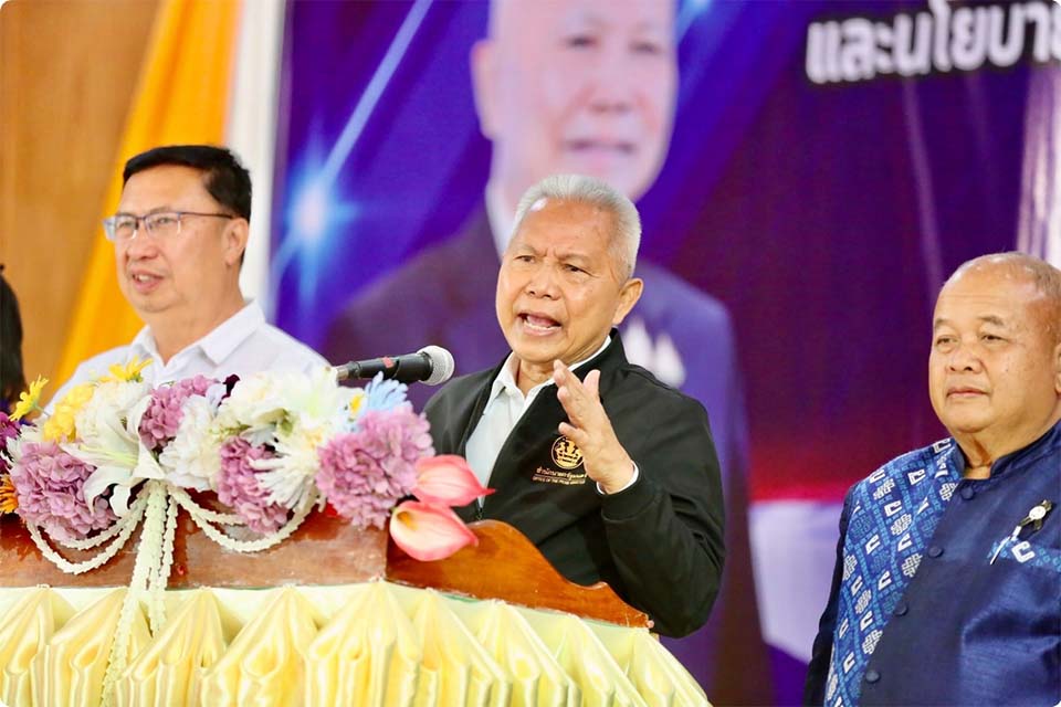 Заместитель премьер-министра Софон Зарам продвигает программы по профилактике и реабилитации наркомании в Накхонситом.