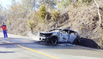 Испанская семья спасается, когда арендованный автомобиль Explodes в Mae Hong Son