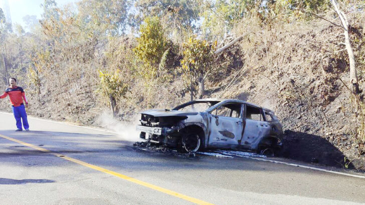 Испанская семья спасается, когда арендованный автомобиль Explodes в Mae Hong Son