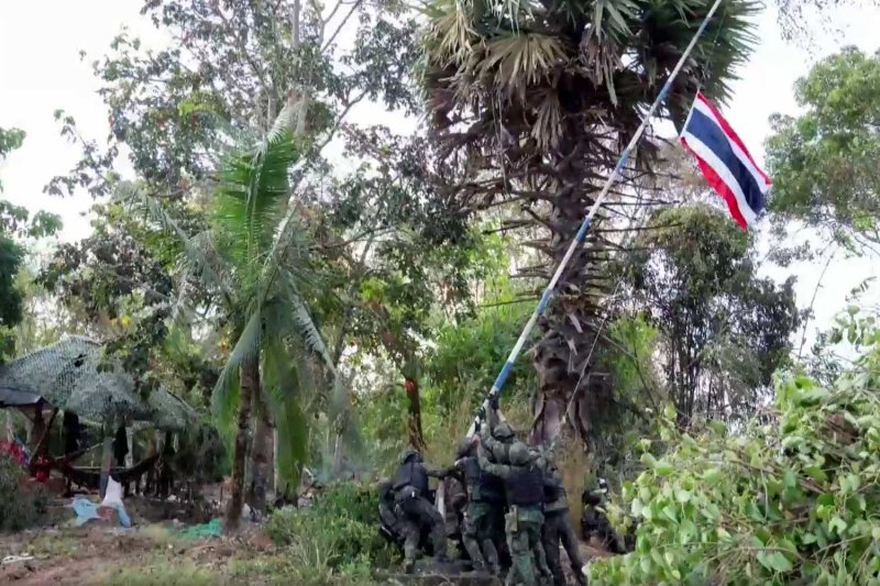Камбоджа продолжает нападения на Таиланд, поскольку комендантский час расширен