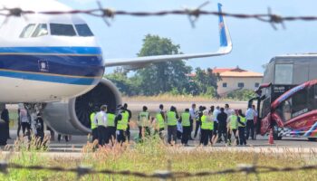 Китай начинает третью репатриацию подозреваемых в мошенничестве с тайско-бирманской границы.