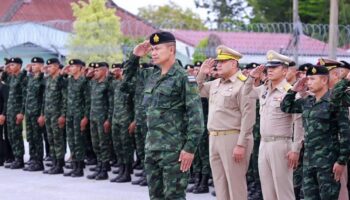 Командующий войсками Четвертой армии почтивает павшего солдата, так как останки возвращаются в Наратхиват.