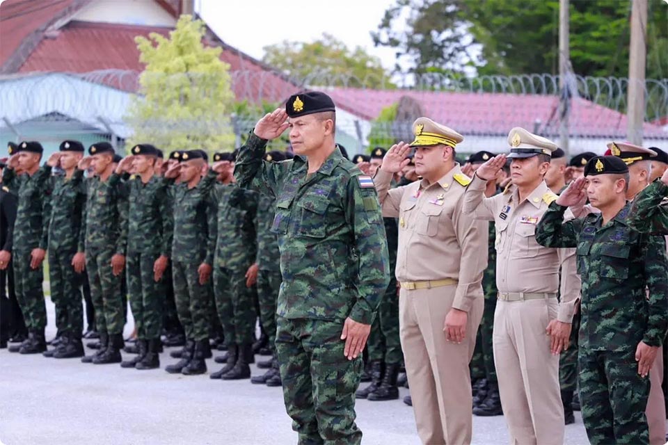 Командующий войсками Четвертой армии почтивает павшего солдата, так как останки возвращаются в Наратхиват.