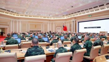 Командующий Королевской тайской армией оценивает готовность к безопасности, чествует личный состав перед Новым годом