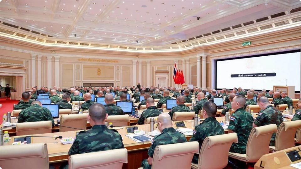 Командующий Королевской тайской армией оценивает готовность к безопасности, чествует личный состав перед Новым годом