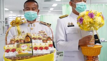 Король и Королева оказывают королевскую поддержку пограничникам, пострадавшим в результате напряженности между Таиландом и Камбоджей.