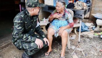 Медицинские команды тайской армии
Медицинские команды тайской армии вышли на улицы пострадавшего от наводнения Хатьяй, чтобы предоставить жизненно важную физическую и психическую медицинскую помощь.