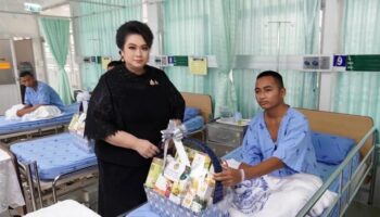 Министр Супамас посещает раненых солдат в Убон Ратчатхани, утверждая полную поддержку правительства