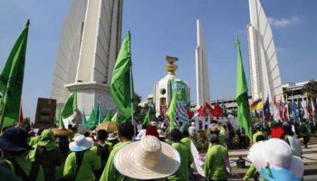 Парламент поддерживает 2 панели для законопроекта о хартии