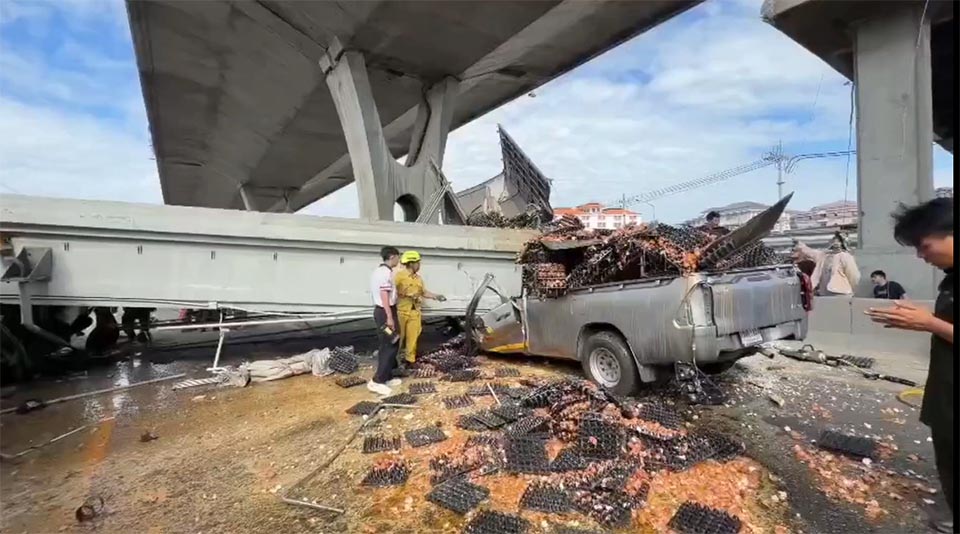 Поднятый самосвал обрушил пешеходный мост, один погиб на дороге Банна-Трад