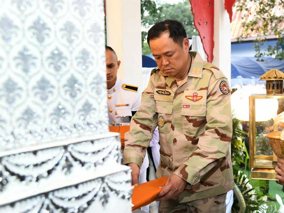 Премьер-министр Анутин возглавляет королевскую церемонию кремации павшего пограничника