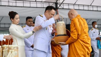Премьер-министр Анутин возглавляет церемонию по достойному подношению на Санам Луанге в честь дня рождения короля Пумипона
