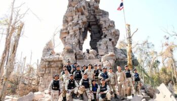 Премьер-министр Анутин проводит время с войсками во время визита на инспекцию границы