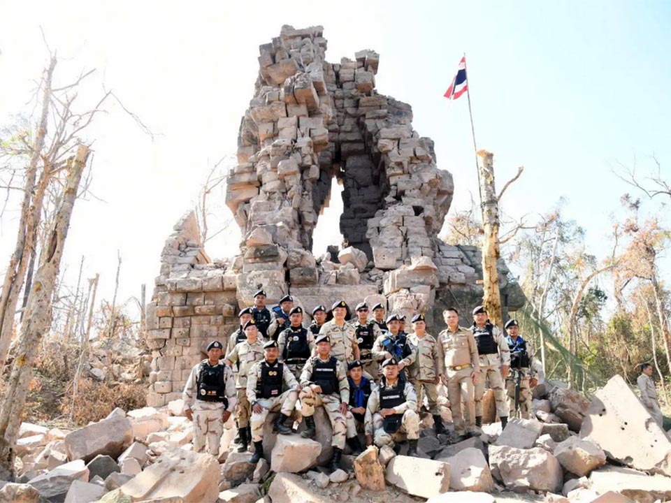 Премьер-министр Анутин проводит время с войсками во время визита на инспекцию границы