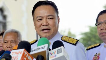 Премьер-министр Анутин распускает парламент, отвергает обвинения оппозиции в политическом предательстве