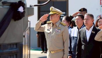 Премьер-министр возглавляет торжественную дань уважения двоим павшим солдатам в Сурине