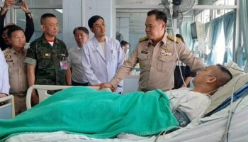 Премьер-министр посетил военнослужащего ВМС, раненого в результате подрыва на мине в инциденте на границе с Тратом.