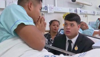 Принц Дипанкорн посещает раненых солдат, повышает боевой дух в госпитале Форт Суранари