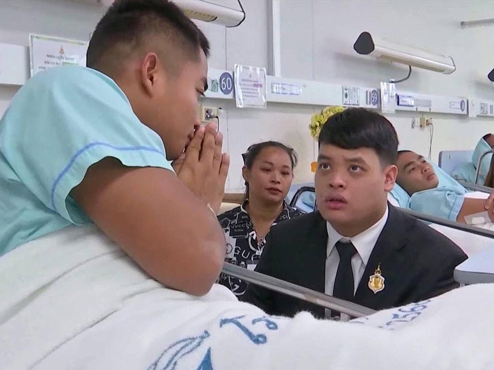 Принц Дипанкорн посещает раненых солдат, повышает боевой дух в госпитале Форт Суранари