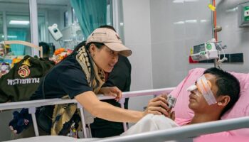 Принцесса Сирианнавари посещает раненых солдат в Убоне Ратчатхани, оказывает королевскую поддержку