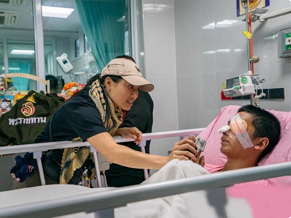 Принцесса Сирианнавари посещает раненых солдат в Убоне Ратчатхани, оказывает королевскую поддержку
