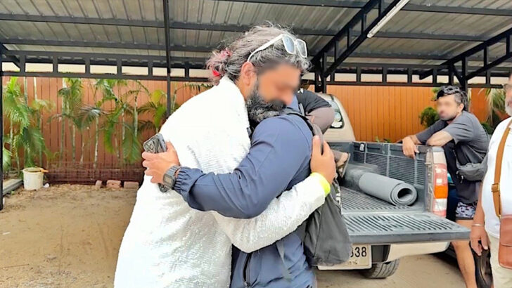 Слезливая встреча, когда полиция находит пропавшего индийского туриста на Кох Пхангане