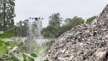 Сонгкла развертывает дроны для дезинфекции мусора после наводнения по мере intensification уборки