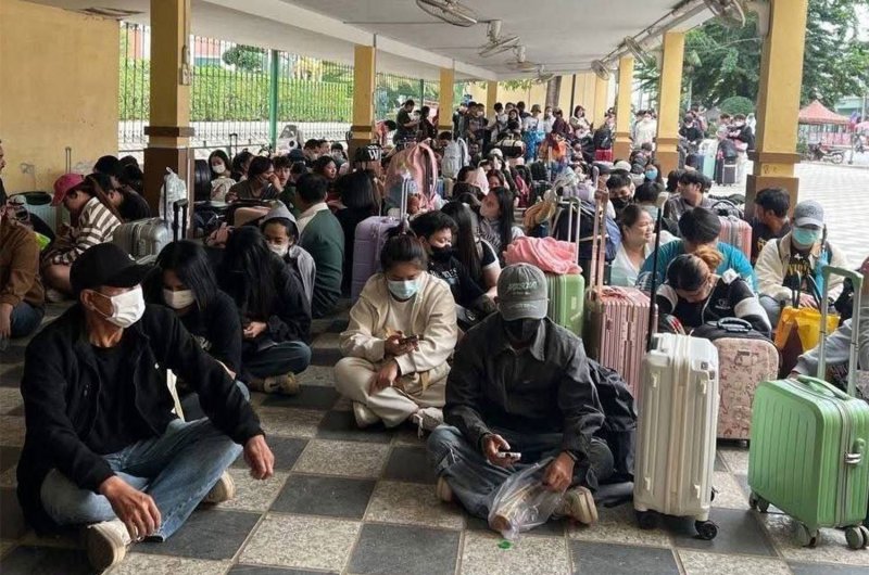 Сотни тайских репатриантов застряли на границе