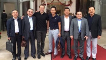 Старые фотографии 'Бена Смита' возвращаются, чтобы преследовать тайских VIP.