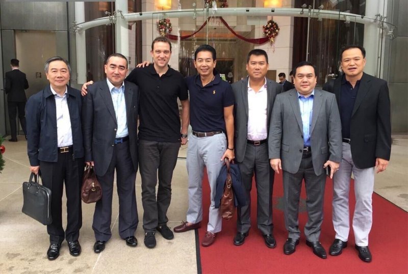 Старые фотографии 'Бена Смита' возвращаются, чтобы преследовать тайских VIP.