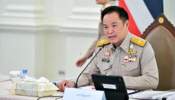 Таиландский король оказывает королевскую помощь пострадавшим от наводнения на юге и больнице Хат-Яй