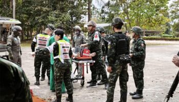 Тайская армия развернула специальные медицинские команды и воздушные эвакуационные подразделения для спасения фронтовых солдат.