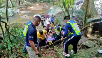 Тайские студенты помогают спасти пострадавшего французского туриста на острове Самуи
