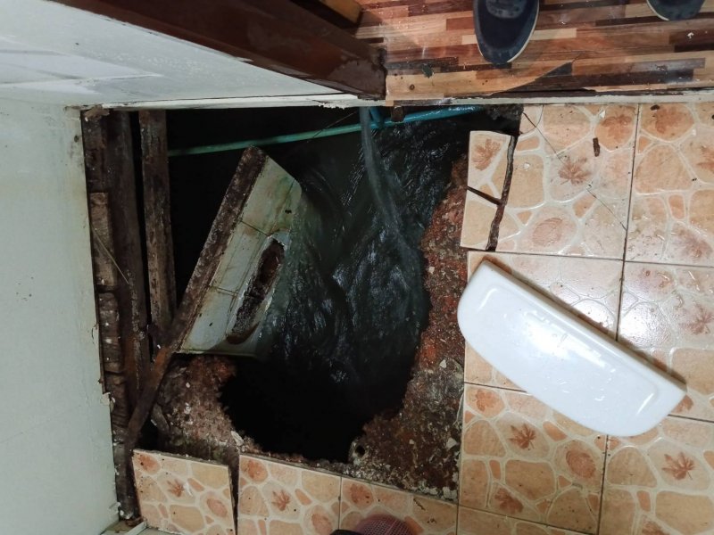 Туалет на плоту выбрасывает гостя в реку