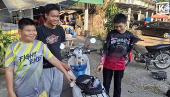 3 тайских мальчика похвалили за возвращение потерянного кошелька в Чианг Мае