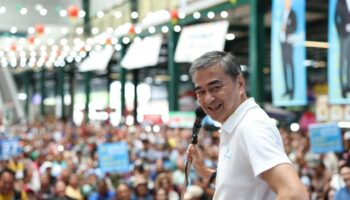 Абхисит обещает чистую политику и рост на 5%