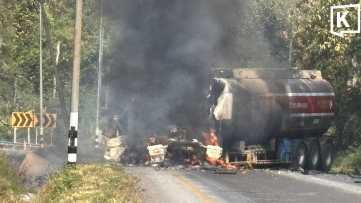 Авария нефтяного танкера вызывает пожар на горной дороге Кората