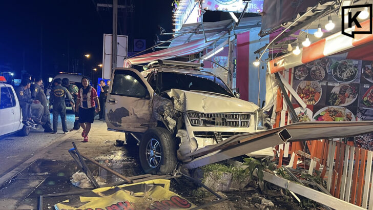 Автомобиль врезался в уличное кафе после столкновения с автобусом