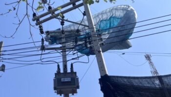 Американский парапланерист спасен после того, как застрял на высоковольтном электрическом столбе на Кох Ларн