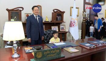 «Будущие премьер-министры» занимают кресло в Правительственном доме в День детей