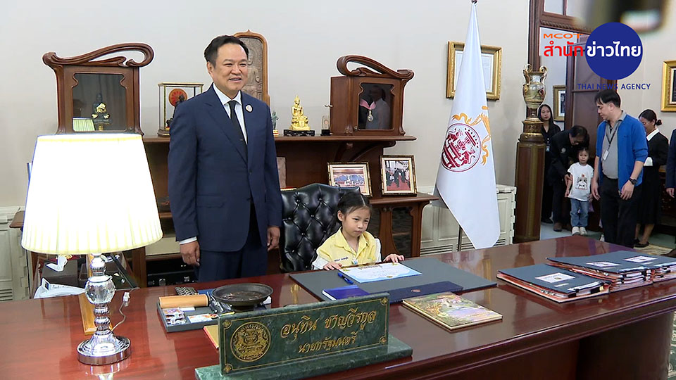 «Будущие премьер-министры» занимают кресло в Правительственном доме в День детей