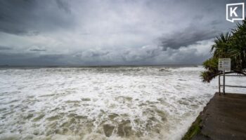 Гигантские волны накрывают залив Тайланда; людям настоятельно рекомендовано эвакуироваться